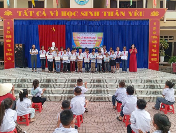 Tuyên dương học sinh đạt thành tích xuất sắc trong học tập và rèn luyện