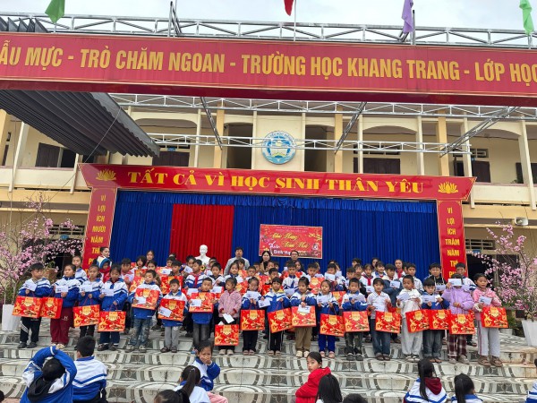 Trao quà cho học sinh có hoàn cảnh khó khăn