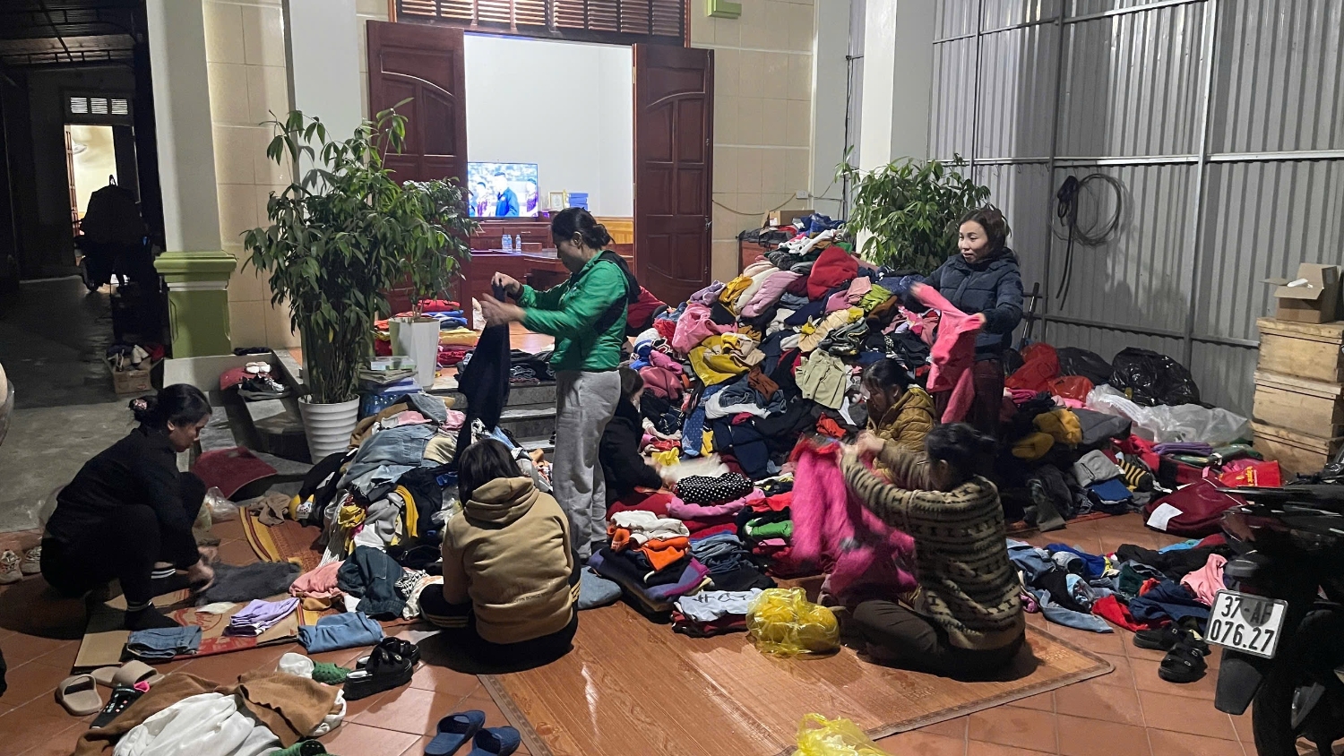 1 GV chuẩn bị quần áo ấm tặng cho HS vùng cao 1