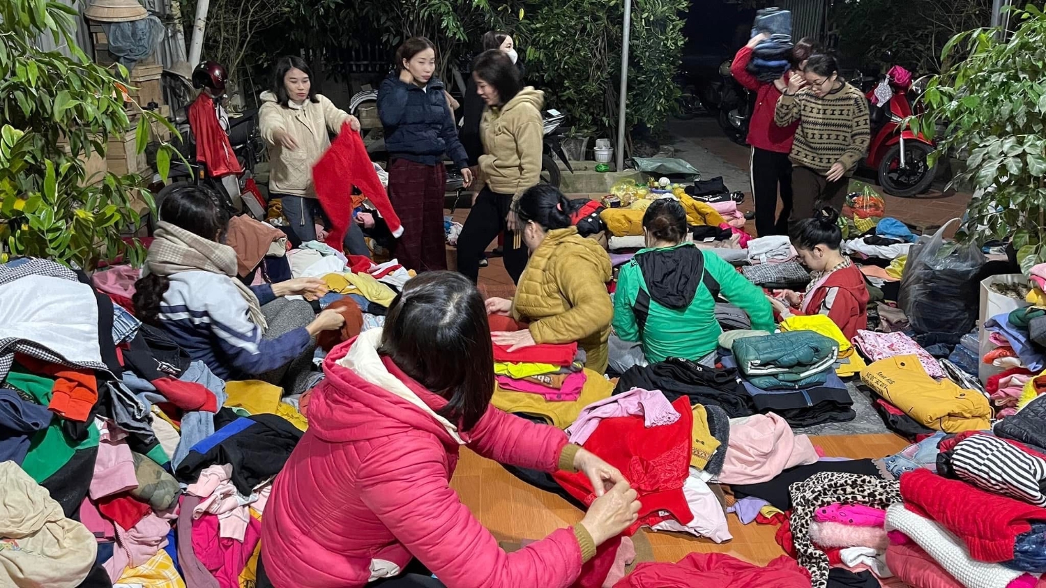 2 GV chuẩn bị quần áo ấm tặng cho HS vùng cao 2