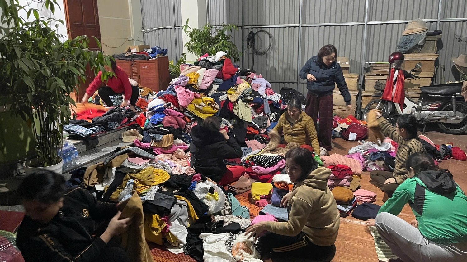 3 GV chuẩn bị quần áo ấm tặng cho HS vùng cao 3