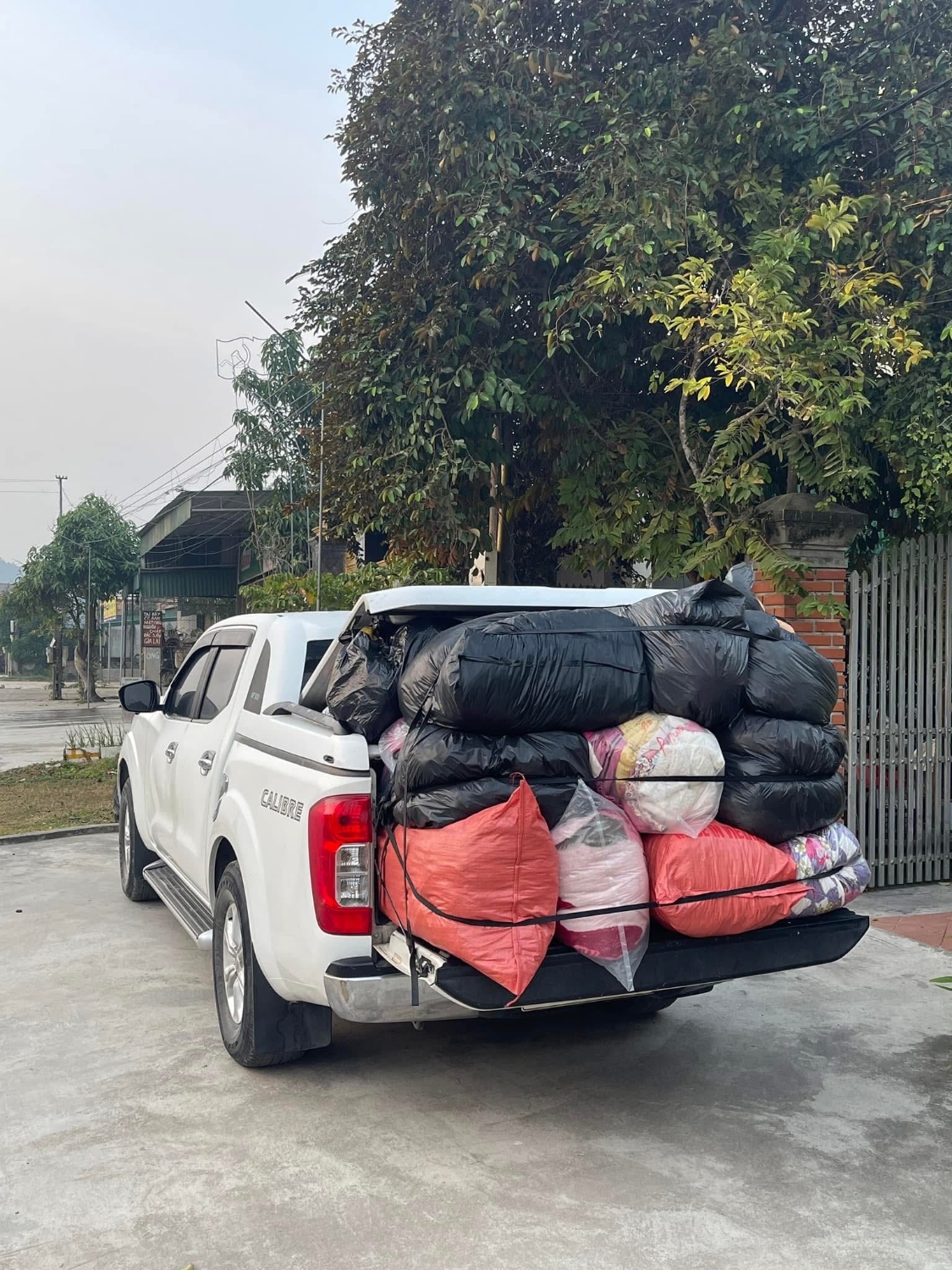 4 Xe của Đoàn thiện nguyện tặng quần áo ấm tặng cho HS vùng cao 1