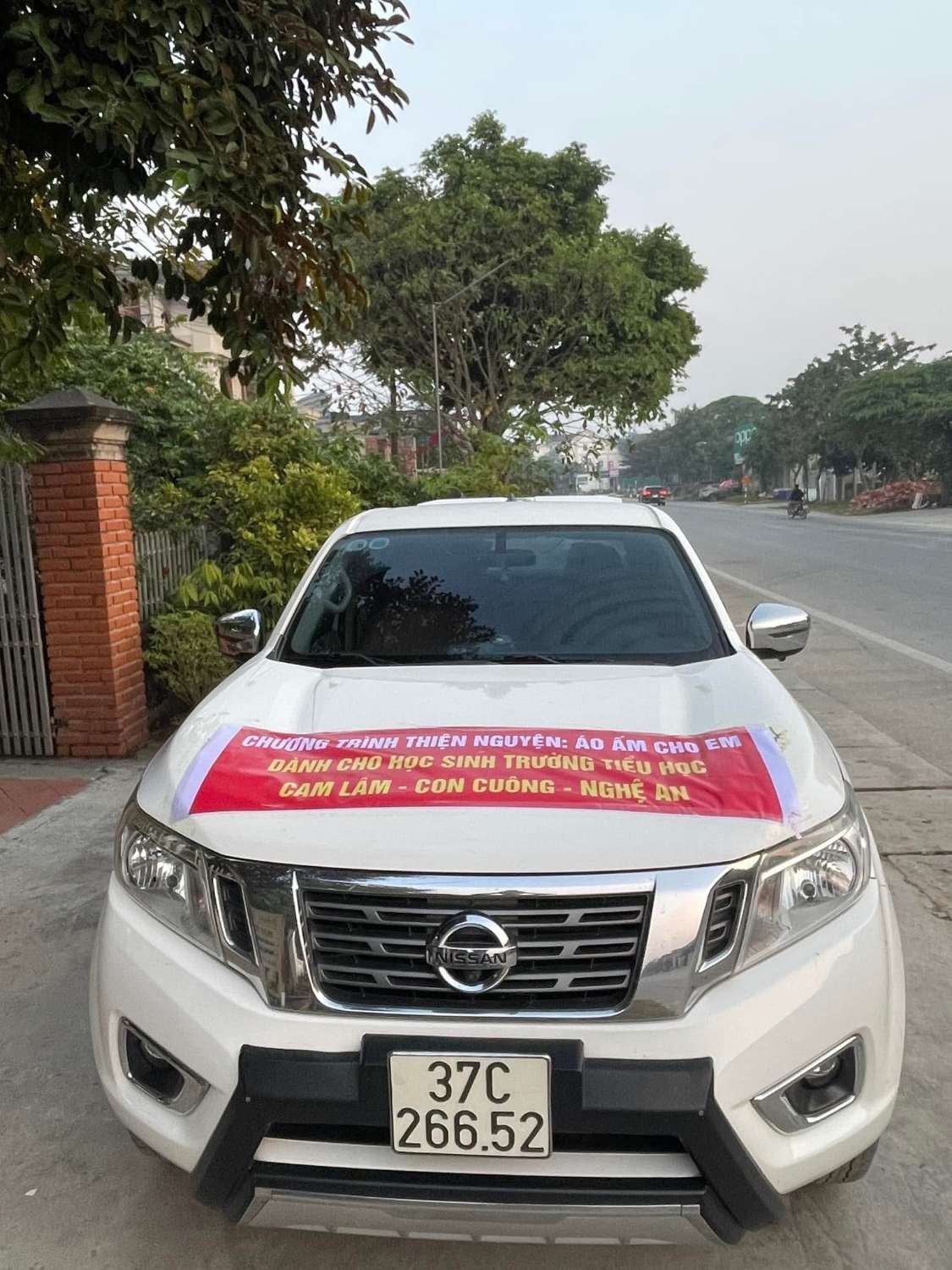 4 Xe của Đoàn thiện nguyện tặng quần áo ấm tặng cho HS vùng cao