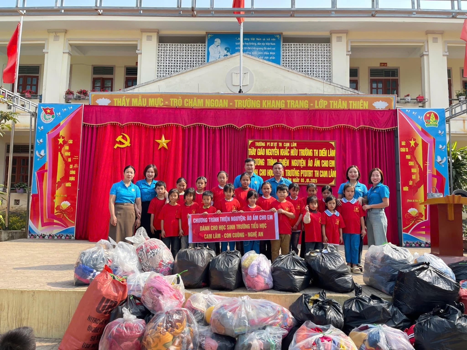 5 Đoàn thiện nguyện tặng quần áo ấm tặng cho HS vùng cao 1