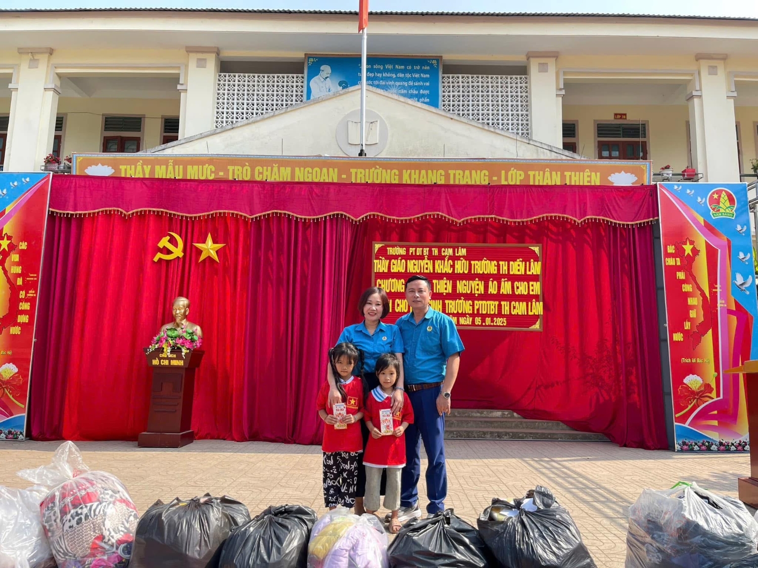 6 Thầy giáo Nguyễn Khắc Hữu Chủ tich công đoàn trường lì xì cho HS vùng cao 1