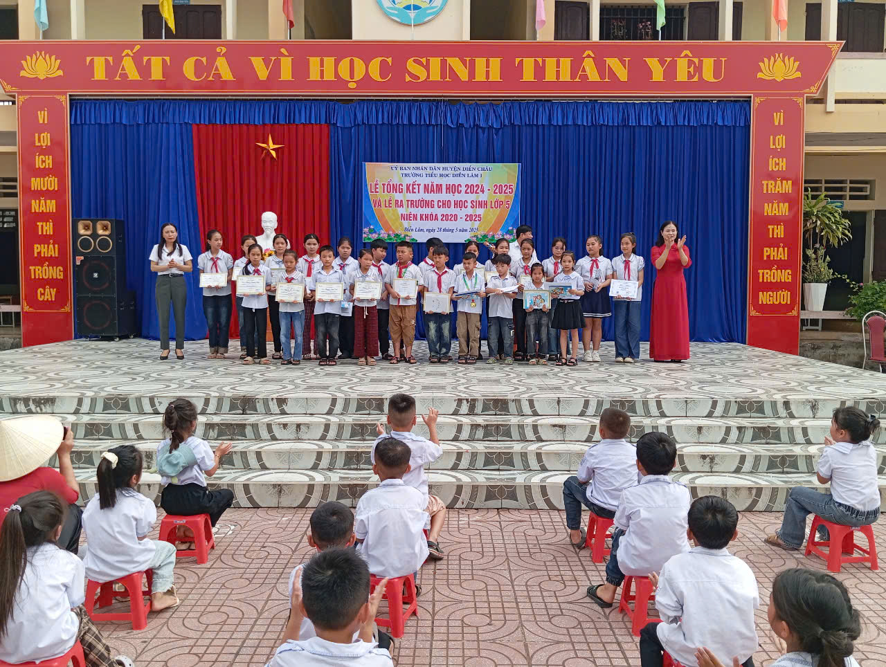 Tuyên dương học sinh đạt thành tích xuất sắc trong học tập và rèn luyện
