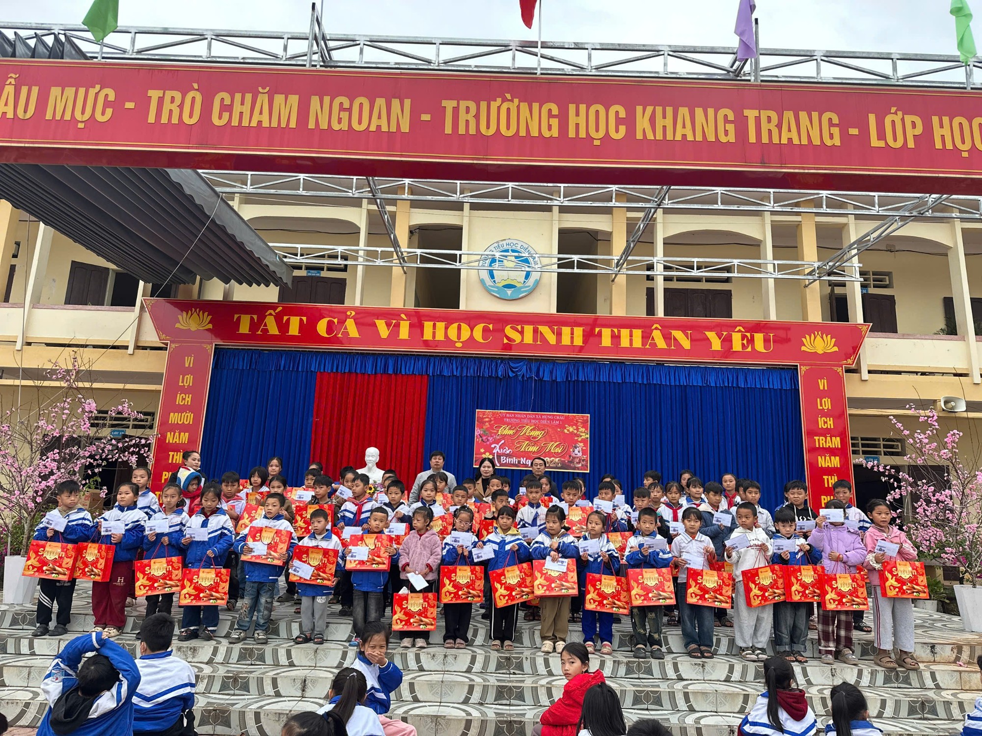 Trao quà cho học sinh có hoàn cảnh khó khăn